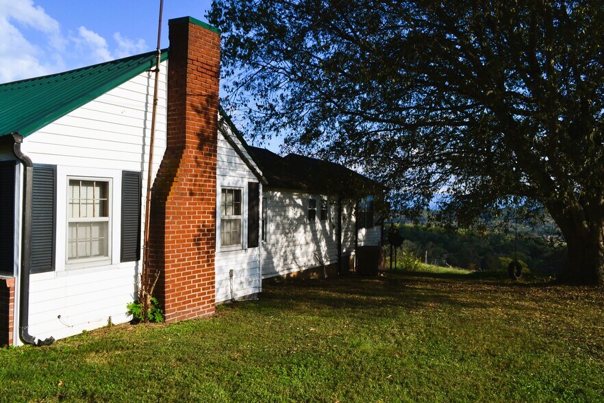 Building Photo - 1851 Pine Ridge Rd