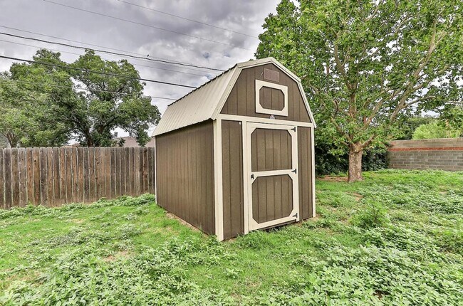 Building Photo - Spacious 4 bedroom 2 bathroom close to Texas Tech!