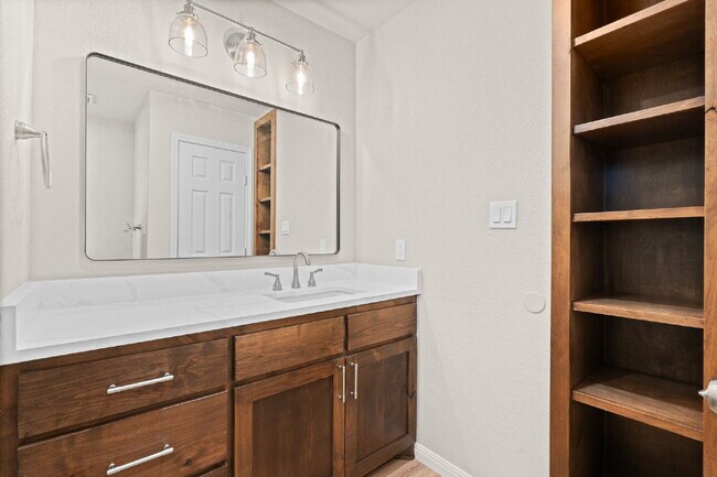 Building Photo - 3 Bed, 2 Bath Duplex (3rd bed is detached)