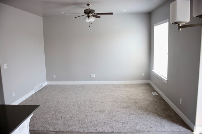 Building Photo - ? Beautiful 4 Bed / 2.5 Bath Townhome in The Exchange – Lehi