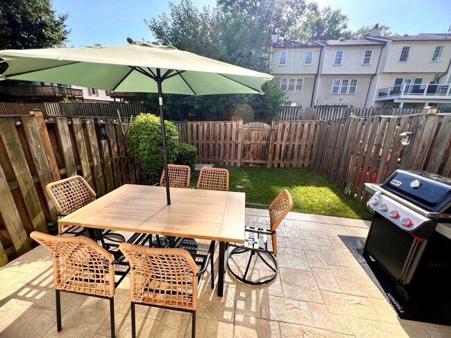 Building Photo - ***Bright and Beautifully Appointed 3BED/3BATH Townhome in Vienna for Rent ***