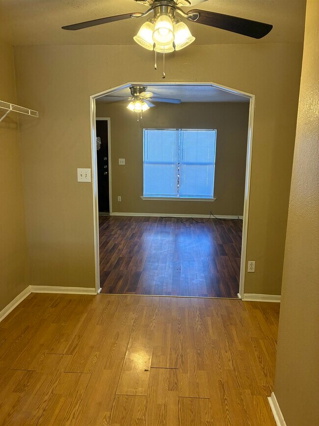 Building Photo - 800 S Vandeveer St