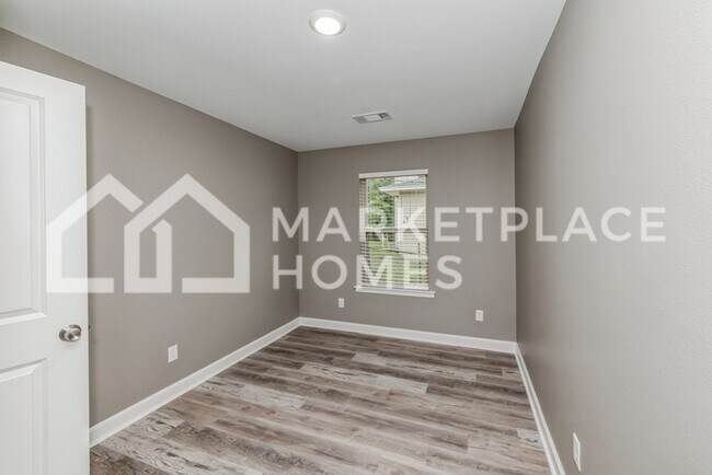 Building Photo - 417 W 20th St