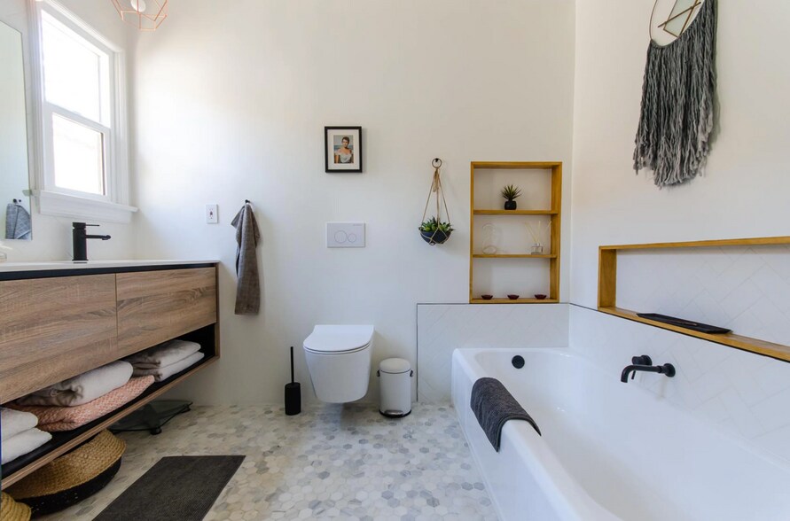 Bathroom w/ tub + shower - 2528 Panorama Ter