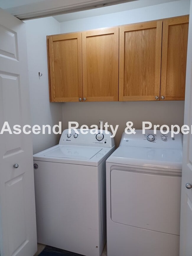 Building Photo - Lower Pirce! 3 Bed Townhome 1 Car Garage Backs to Greenspace Close to Parks, Intel, Nike, Columbi...