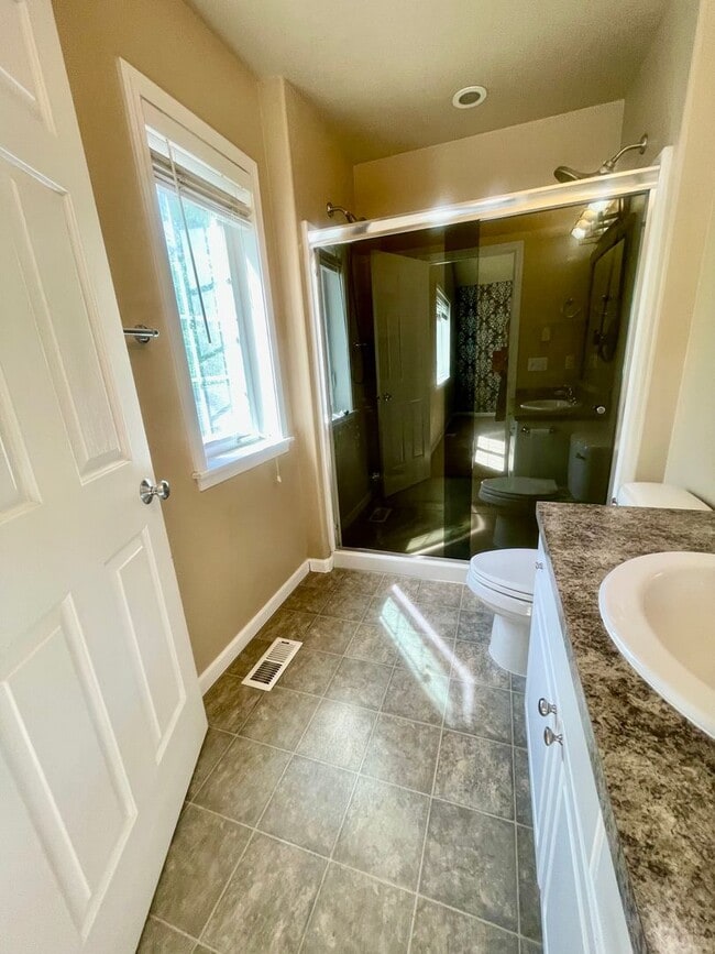 Building Photo - Fantastic 4 bedroom single family home on ...