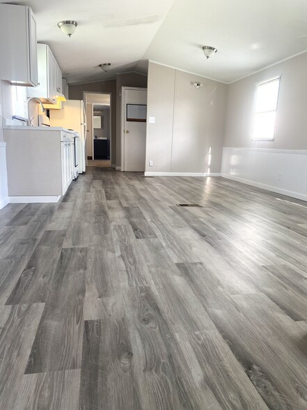 Building Photo - 39 1/2 Long St