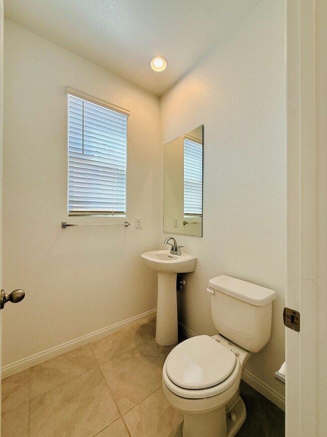 Building Photo - Stunning Home in the Desirable Cadence Community!