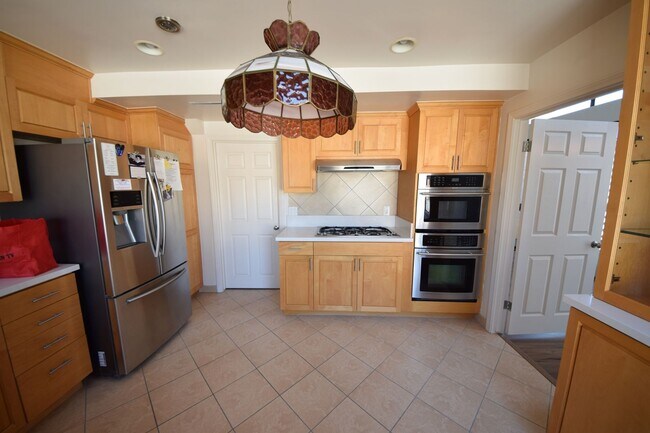 Building Photo - ***Amazing 2 Bed 2.5 Bath Westwood Condo U...