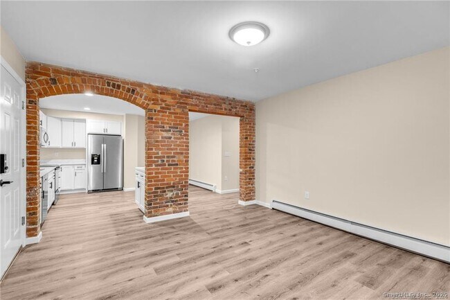 Building Photo - 51 Russ St