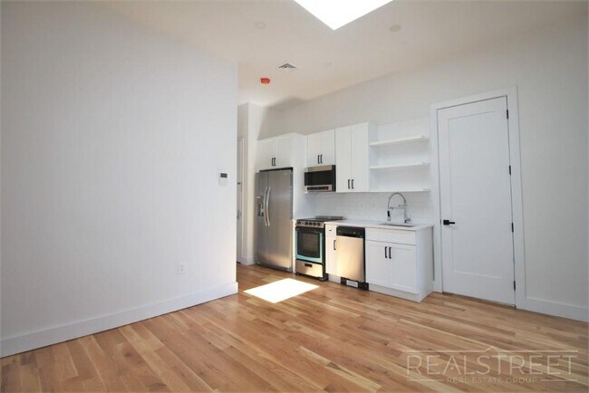Building Photo - Brand NEW 4 Bed 1 Bath Floor-Thru Brownsto...