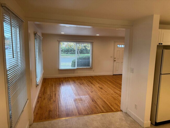 Building Photo - 2 Bedroom Duplex in S. Eugene/Campus Area Eugene