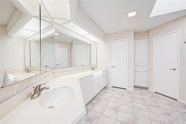 Building Photo - 15030 St Cloud Dr