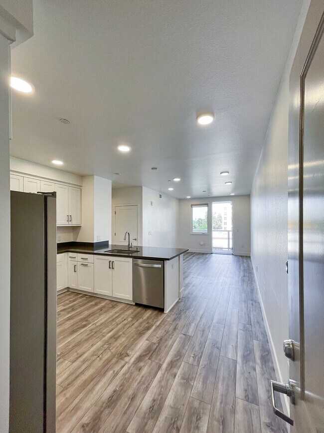 Building Photo - Modern 2BD Fremont Condo – EV Charger, Bal...