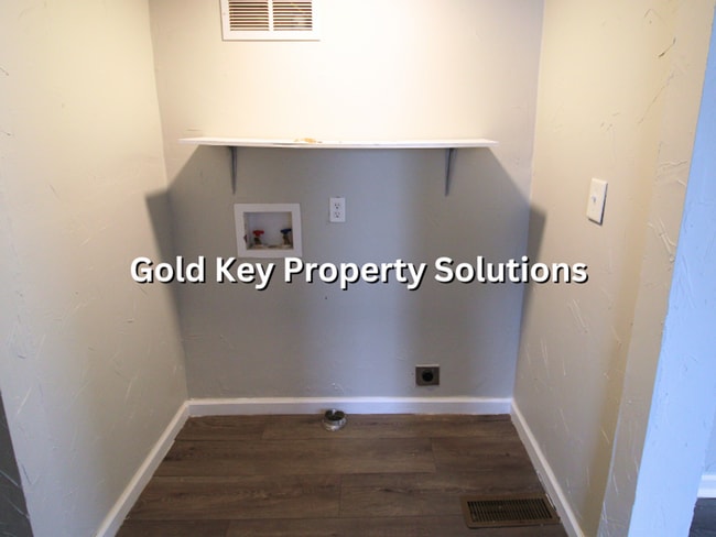 Building Photo - Adorable 3 BR 2 FULL BA House with Fenced Yard and Central Air (SECTION 8 APPROVED)