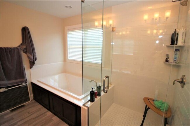 Building Photo - 102 Chapel Harbor Dr