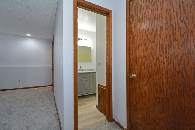 Building Photo - Beautifully Updated 3-Bed 2-Bath Home in Eden Prairie!