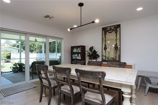 Building Photo - 1327 Sunbury Dr