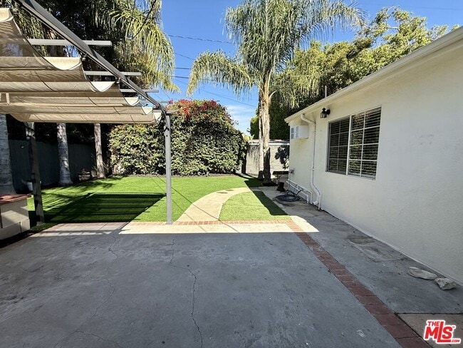 Building Photo - 364 N San Vicente Blvd
