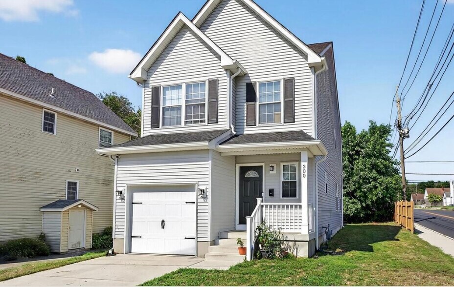 Primary Photo - 300 Saunders Ave