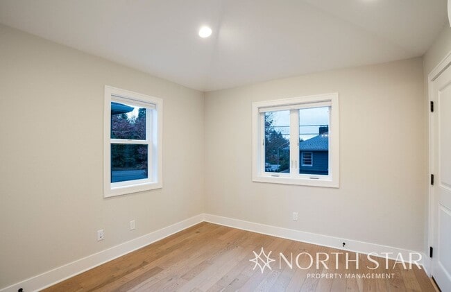 Building Photo - Newer Duplex in the Heart of Lake Oswego.