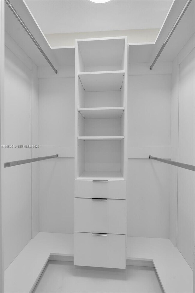 Building Photo - 2640 SW 30th Ct