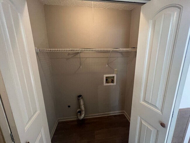 Building Photo - 3 bedroom 1 bathroom home in Colonial Hills