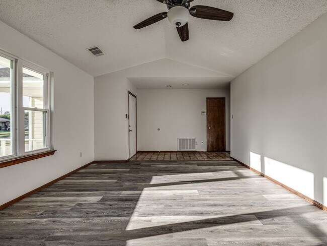 Building Photo - Move in discount / $800 first month rent