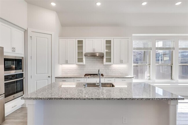 Building Photo - 5853 Bianca Dr