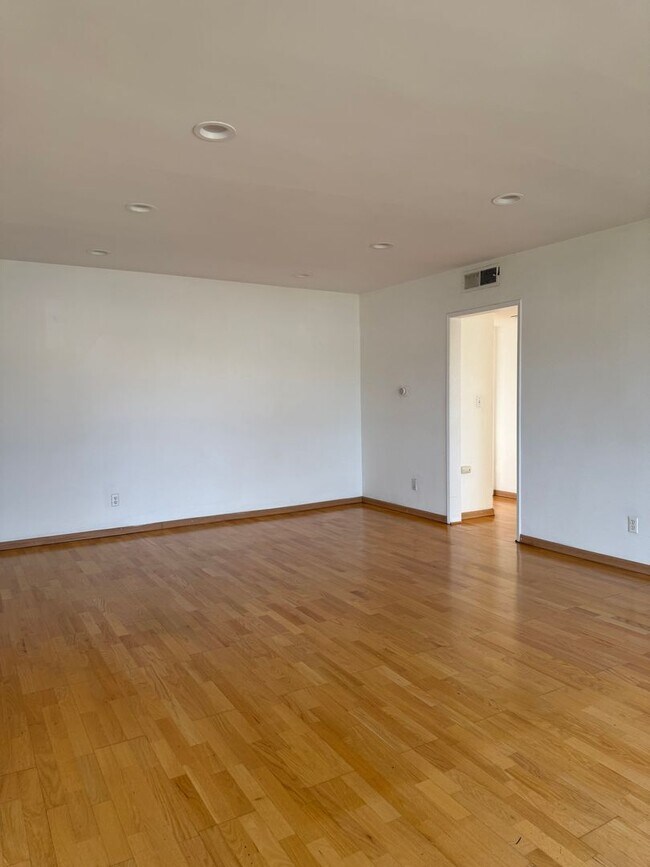 Building Photo - North Hollywood, 2br -2ba HOME