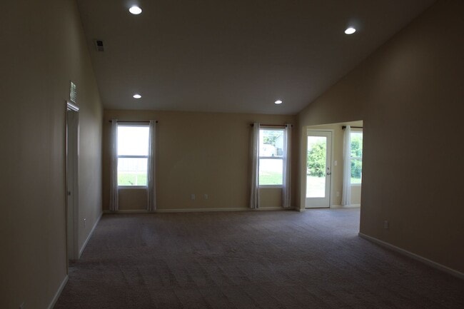 Building Photo - Beautiful 3 BR Ranch in Brownsburg!
