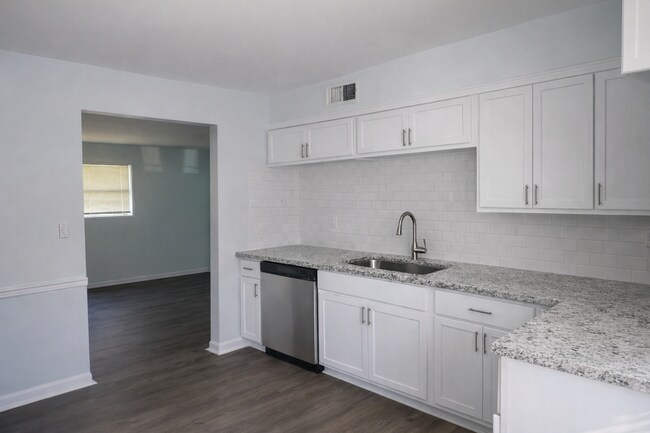 Building Photo - Dodson Courtyard Apartments | MOVE IN SPRING SPECIALS