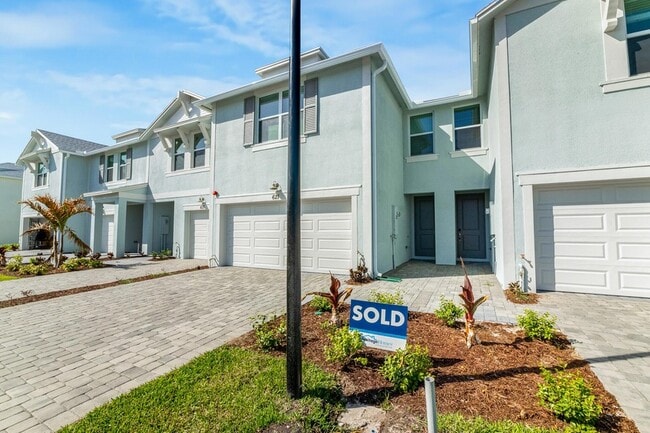 Building Photo - 621 Salisbury Cir