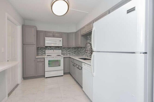 Building Photo - 1605 S US Hwy 1