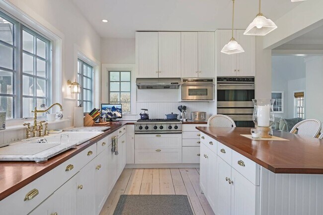 Building Photo - 121 Post Ln