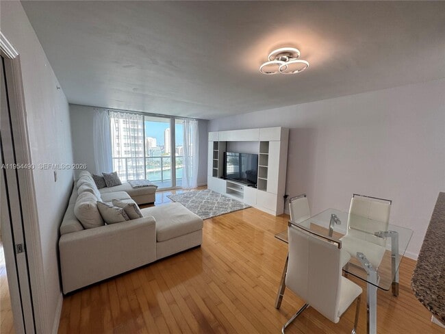 Building Photo - 1155 Brickell Bay Dr