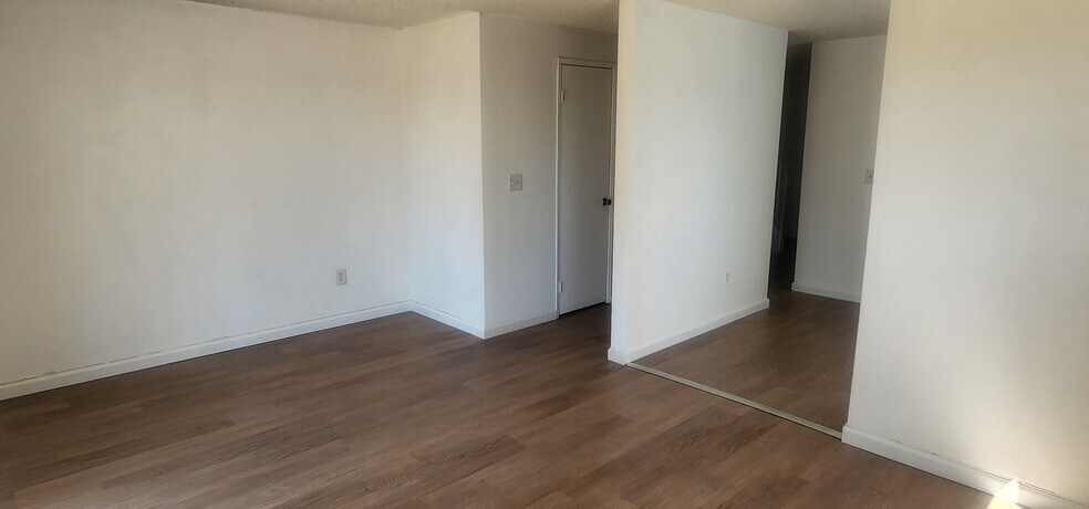 Living room - 4304 S Cedar St