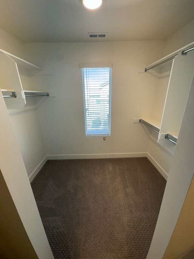 Building Photo - Desert Color Townhome!