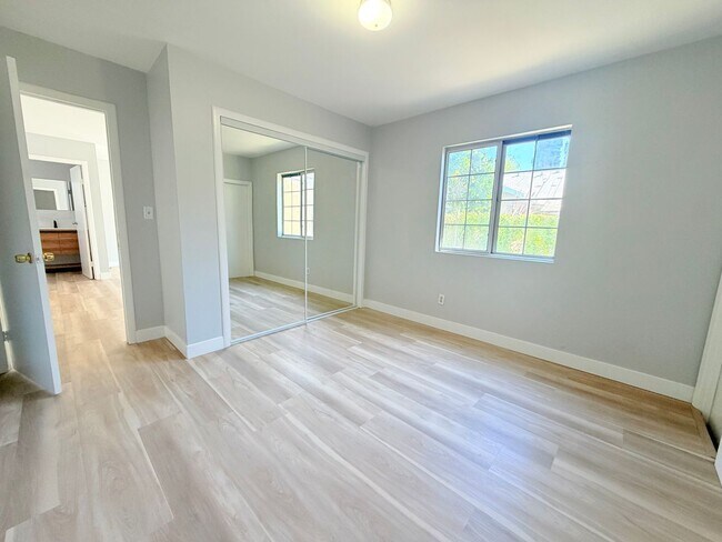 Building Photo - Huge 3 bedroom 2 bathroom for lease