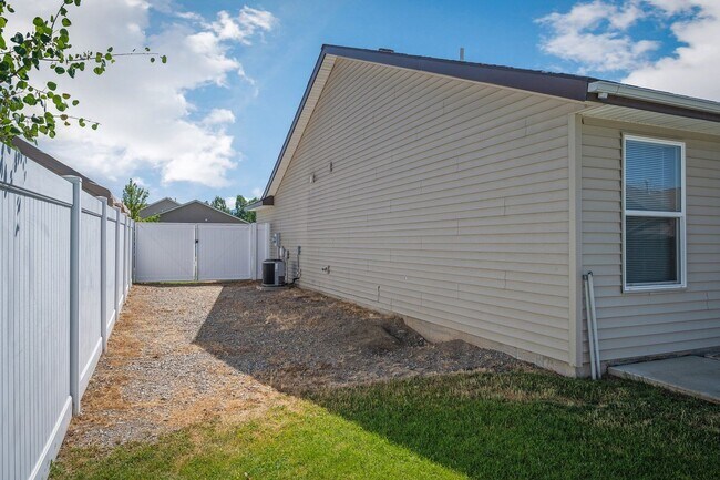 Building Photo - 3 bed 2 bath Rancher, Landings Community, CDA