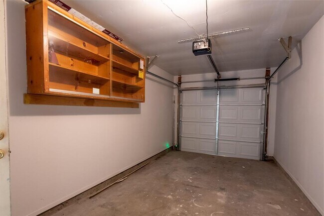 Building Photo - 8708 Pineridge Dr