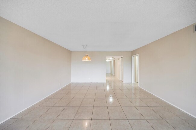 Building Photo - 2601 S Palm Aire Dr