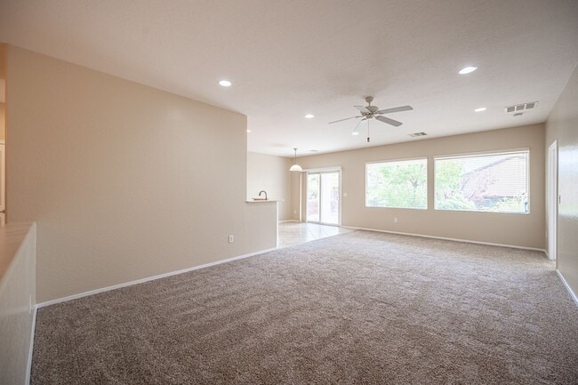 Building Photo - Beautiful single story home (55+). 3 Bed 2...