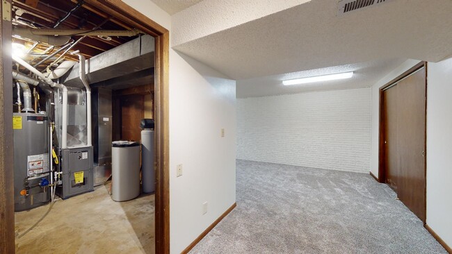 Building Photo - AVAILABLE DECEMBER 16th! Large Duplex in B...