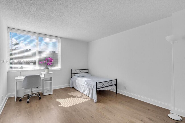 Building Photo - 9125 SW 77th Ave