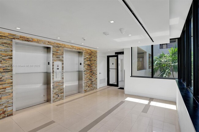 Building Photo - 161 Crandon Blvd