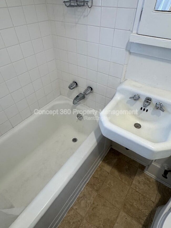 Building Photo - 3811 E 10th St