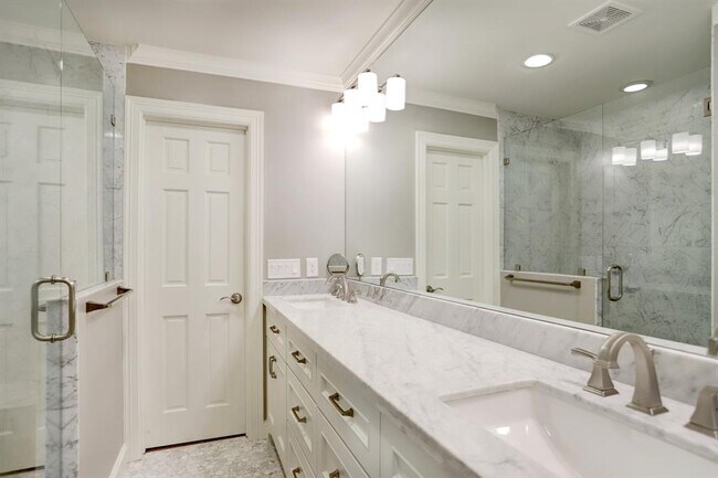 Building Photo - 12731 Trail Hollow Dr