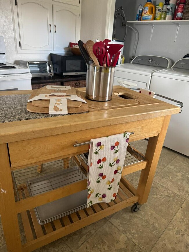 Building Photo - 406 Newtown St