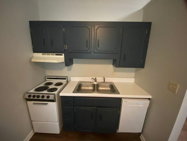 Building Photo - Affordable townhome near campus an square